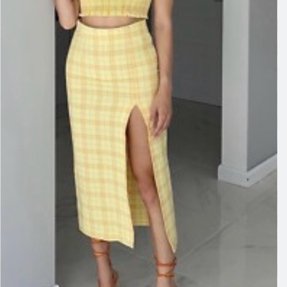 NWOT/ZARA YELLOW PLAID MIDI PENCIL SKIRT WITH FRONT SIDE ZIP CLOSURE AND SPLIT